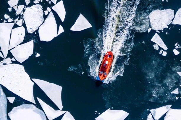 Een Finse ijsbreker baant zich een weg door een opengebroken ijsveld op de Noordpool