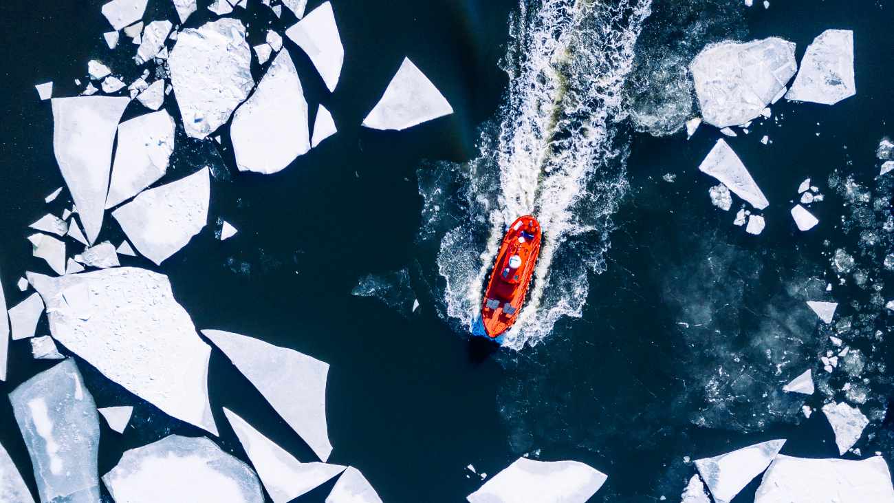 Een Finse ijsbreker baant zich een weg door een opengebroken ijsveld op de Noordpool