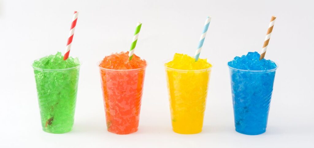 4 bekers met gekleurde slush