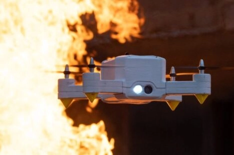 FireDrone vliegt naast grote vlammen
