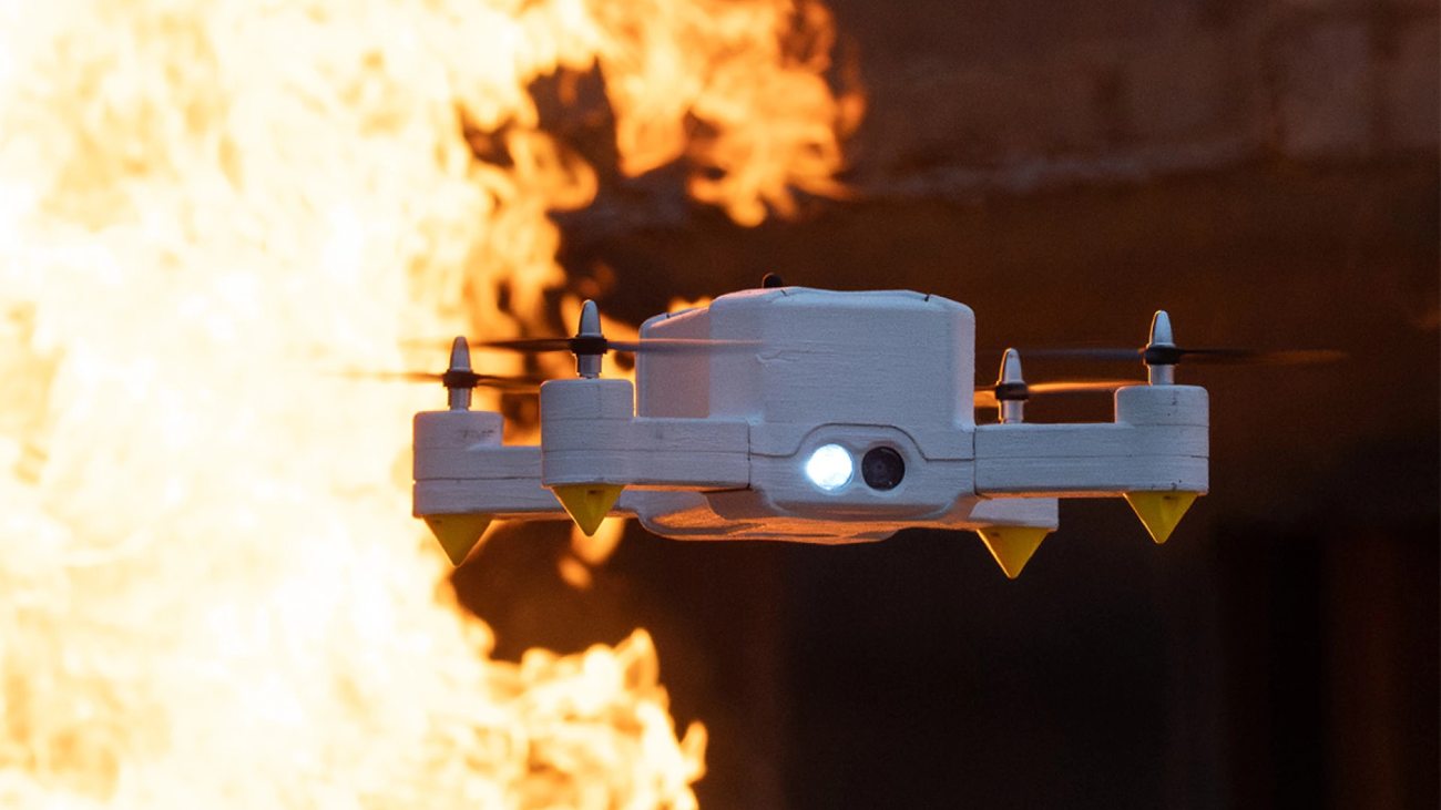 FireDrone vliegt naast grote vlammen