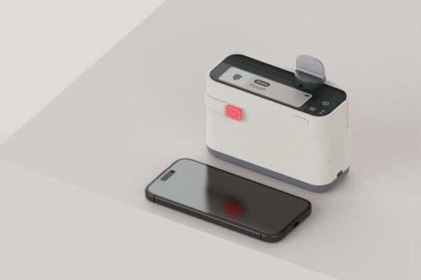 Het mini-lab van Allergen Alert naast een telefoon