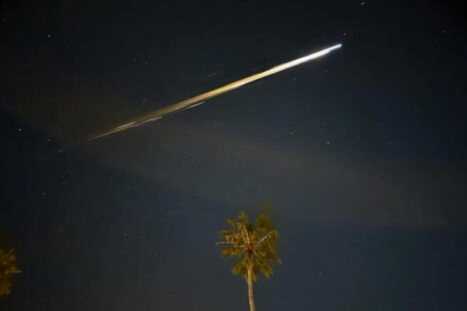 De verbranding van de afgeworpen orbitale module van het Shenzhou-15-ruimtevaartuig in de atmosfeer veroorzaakte een felle lichtstreep boven Californië