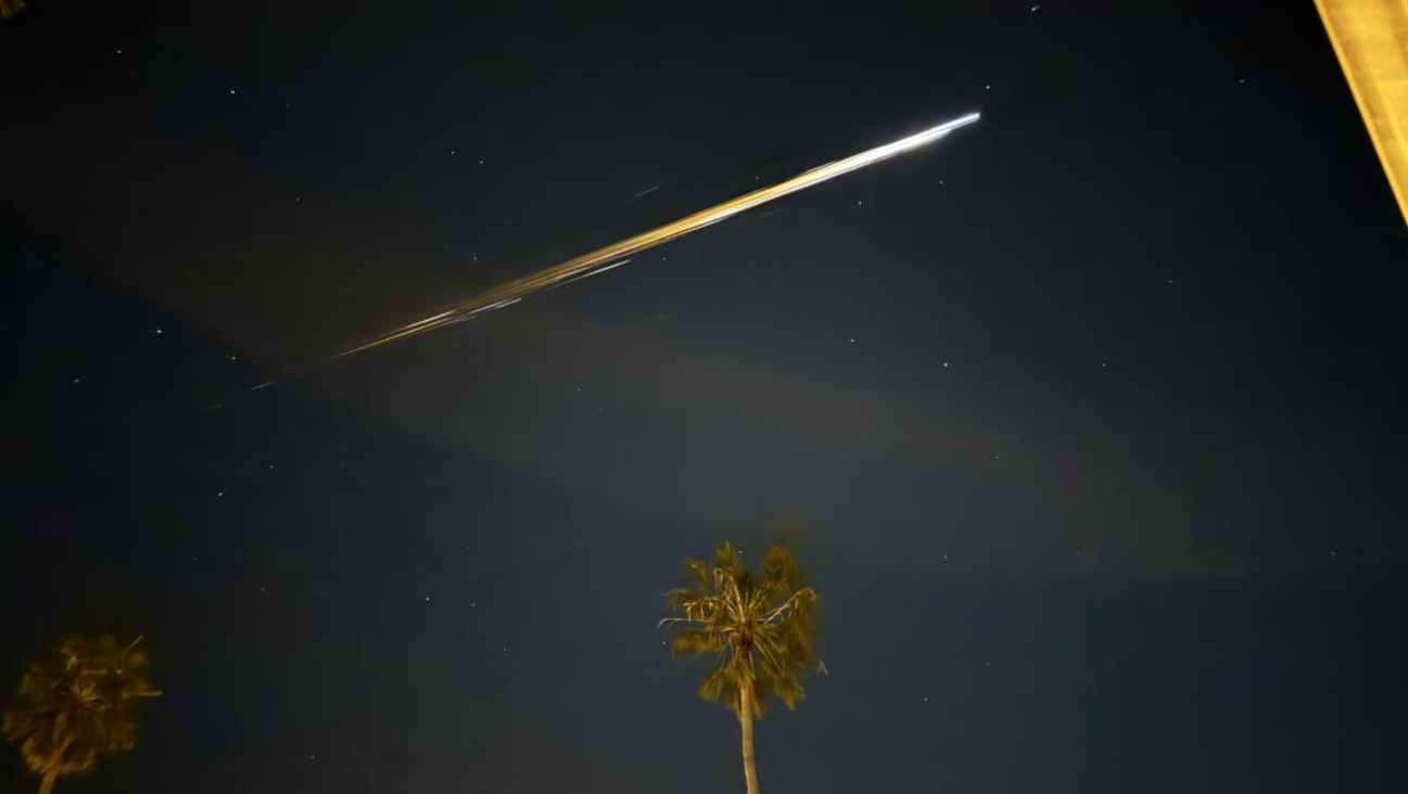 De verbranding van de afgeworpen orbitale module van het Shenzhou-15-ruimtevaartuig in de atmosfeer veroorzaakte een felle lichtstreep boven Californië