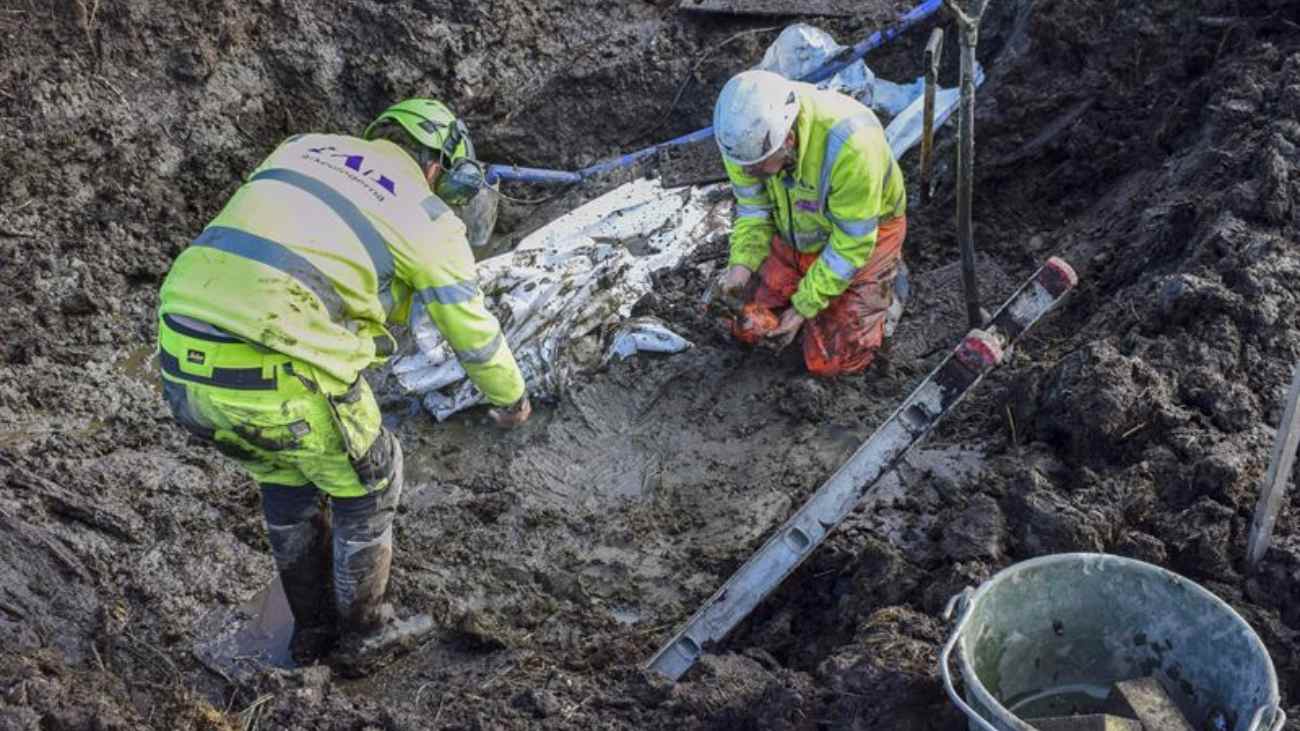 archeologen tijdens de opgraving van de hond