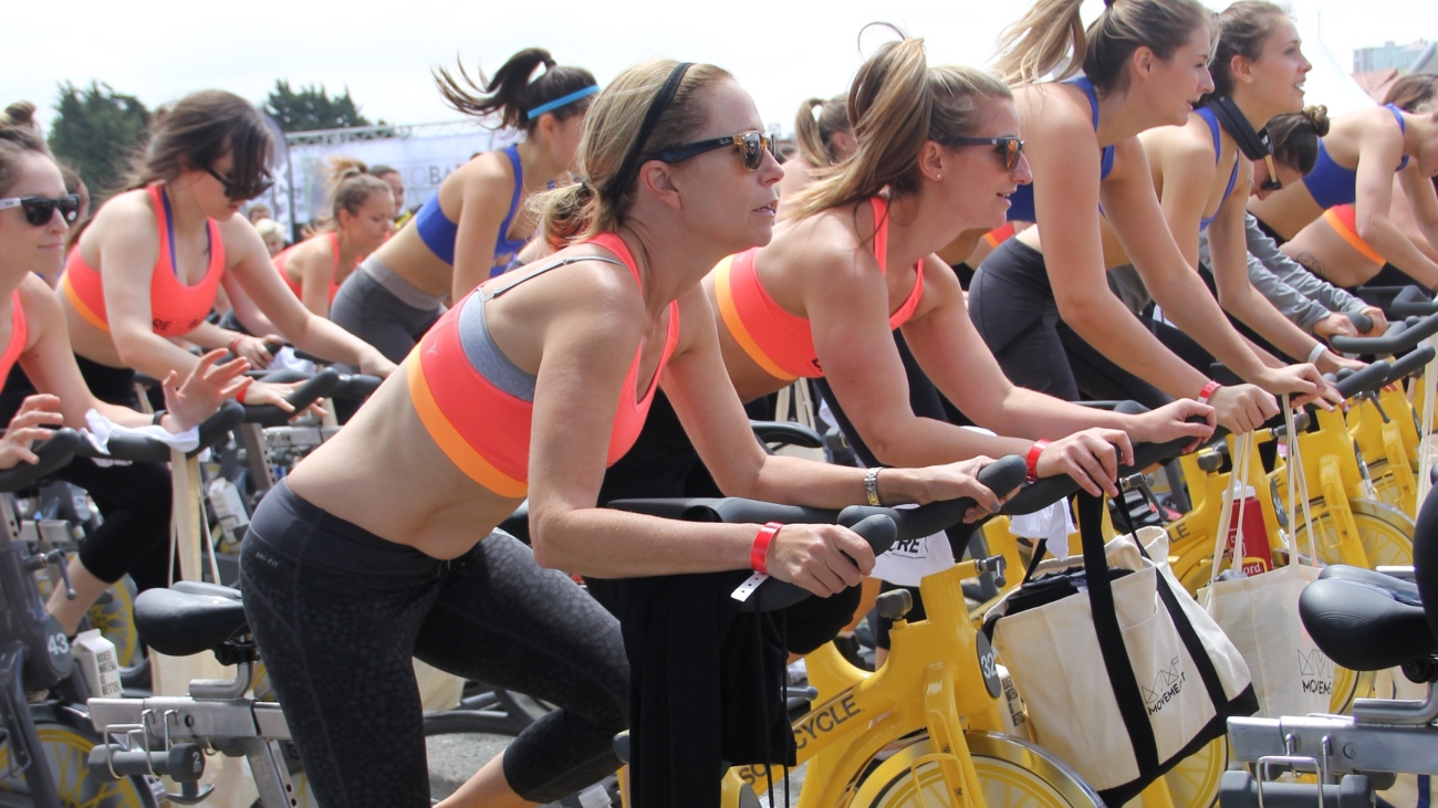 mensen fietsen op hometrainer