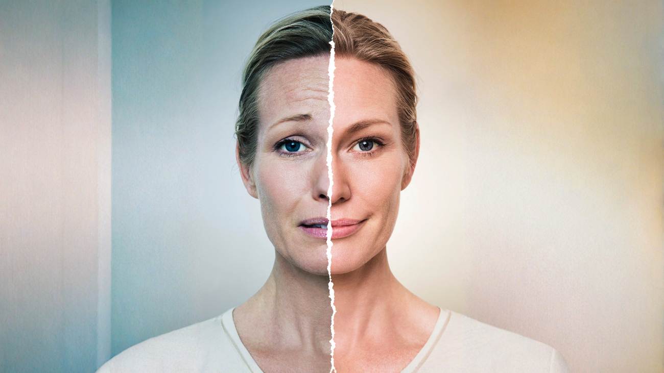 Vrouw die zowel verdrietig als blij kijkt, gemengde gevoelens