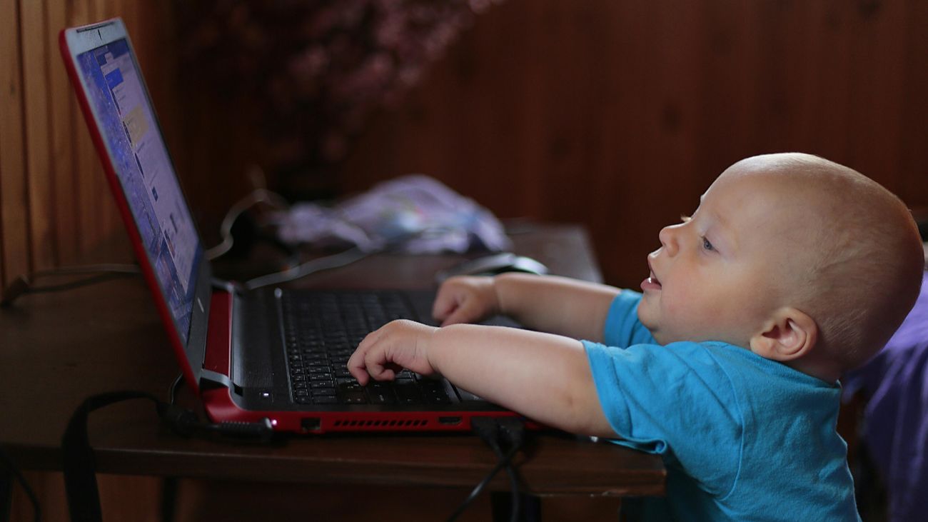 jong kind achter beeldscherm van een laptop