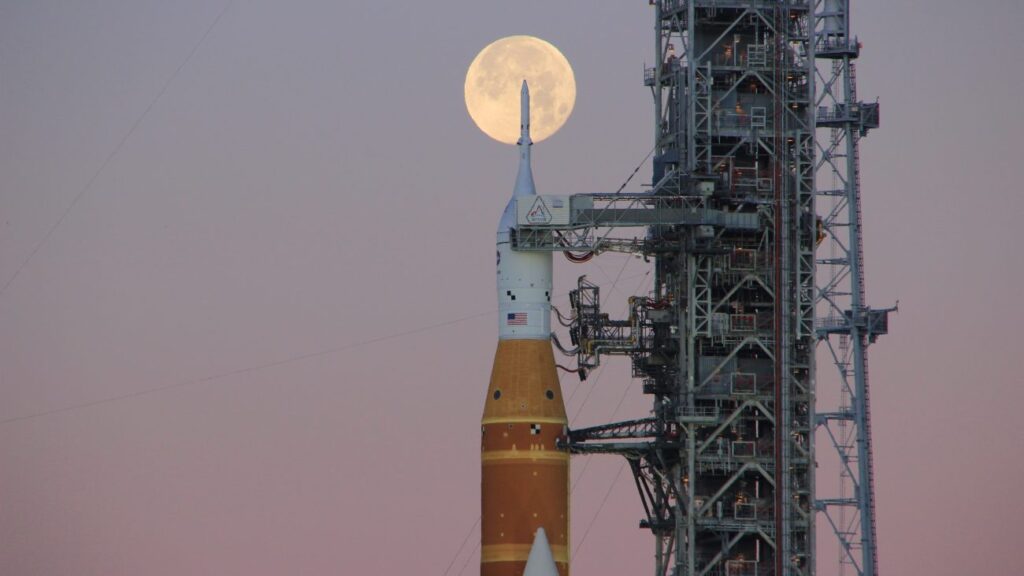 Raket voor Artemis II met volle maan op de achtergrond