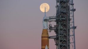 Raket voor Artemis II met volle maan op de achtergrond