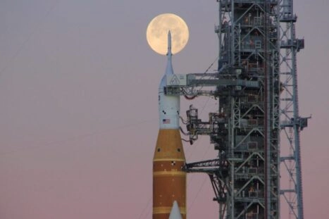 Raket voor Artemis II met volle maan op de achtergrond