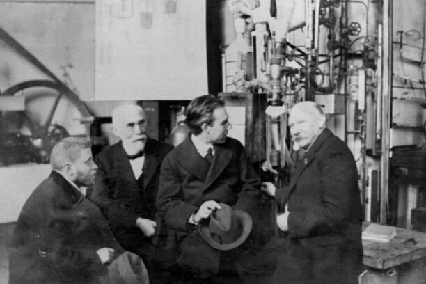 Vier beroemde natuurkundigen gingen in 1919 op foto in Leiden, een coole tijd voor de wetenschap