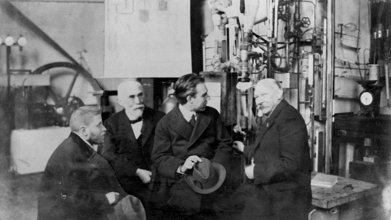 Vier beroemde natuurkundigen gingen in 1919 op foto in Leiden, een coole tijd voor de wetenschap