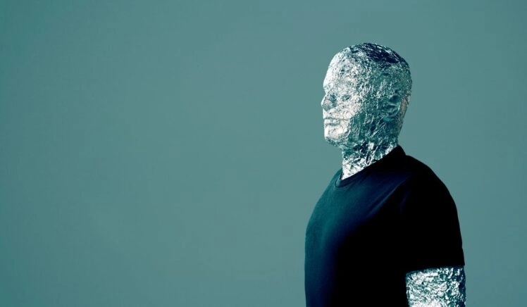 complotdenker helemaal ingepakt in aluminiumfolie