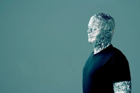 complotdenker helemaal ingepakt in aluminiumfolie