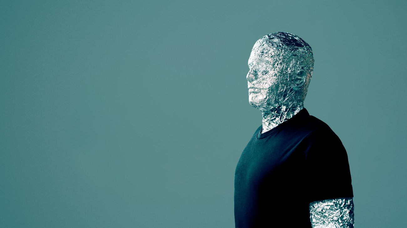 complotdenker helemaal ingepakt in aluminiumfolie