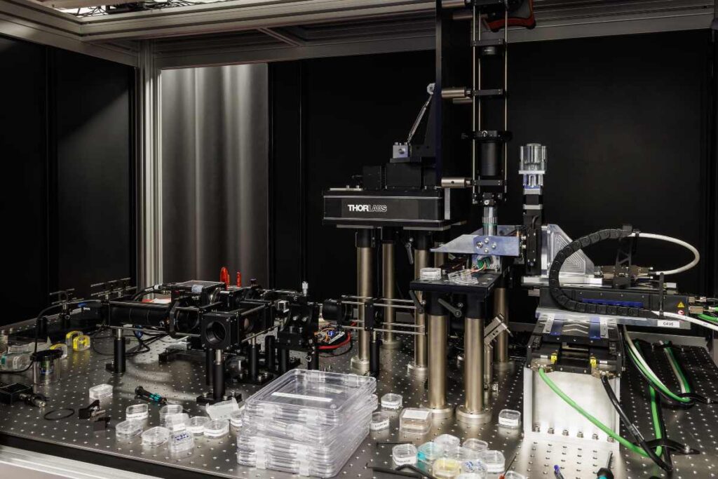 De apparaten die nodig zijn om de data die liggen opgeslagen in het glas uit te lezen