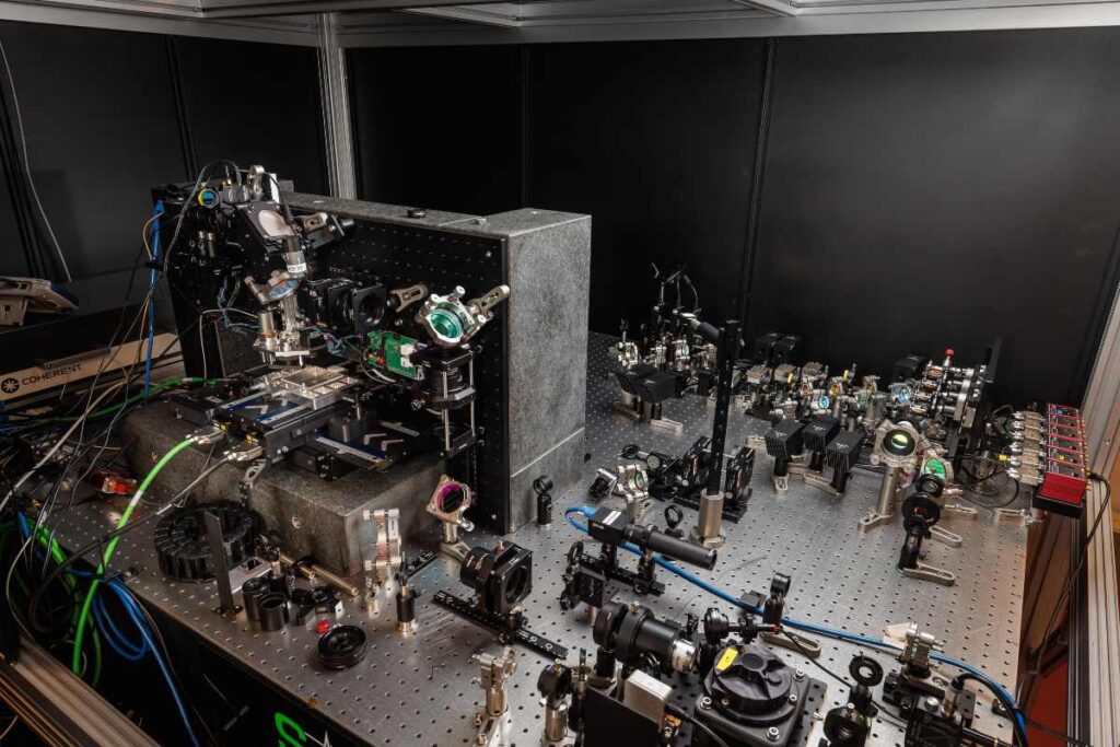 De apparaten die nodig zijn om de data op te slaan in het glas