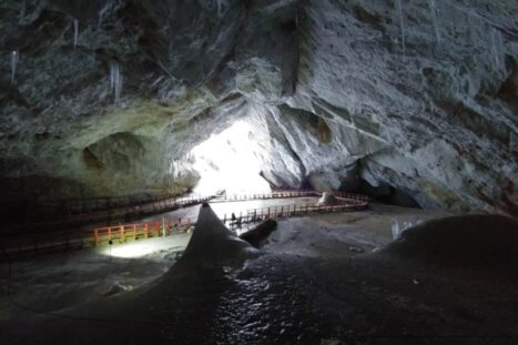 De Scărișoara-ijsgrot, waar een oude bacterie is gevonden die resistent is tegen moderne antibiotica