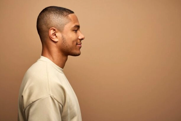 foto van man met duidelijke kin