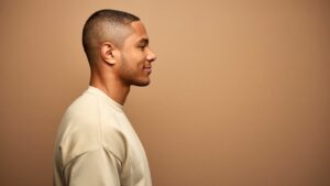 foto van man met duidelijke kin