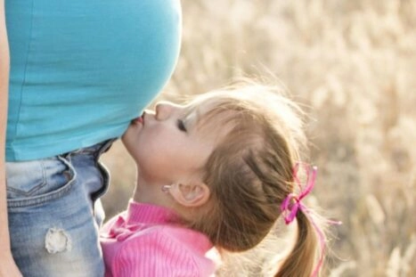 kind kust buik van zwangere vrouw