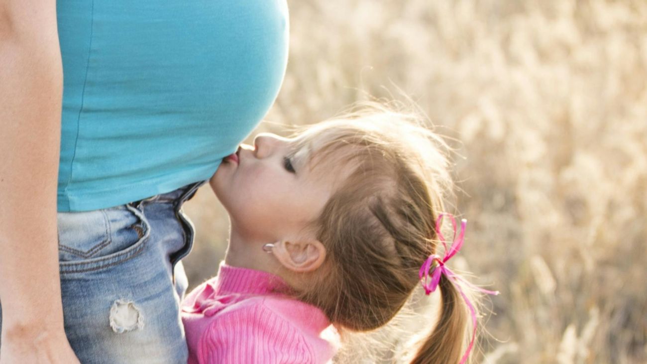 kind kust buik van zwangere vrouw
