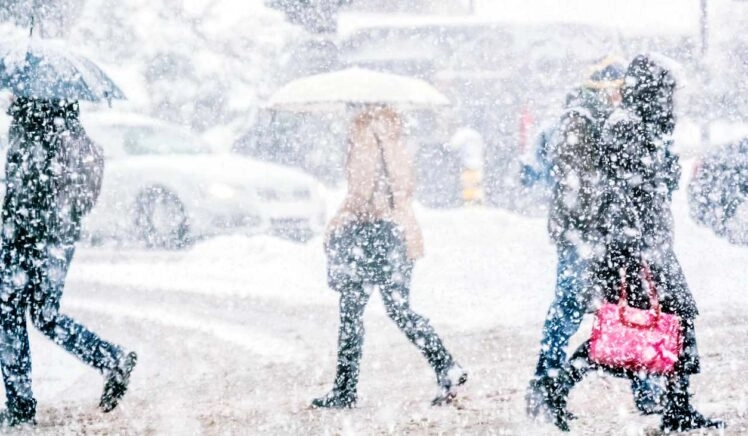 Sneeuw en hagel op straat waar mensen lopen