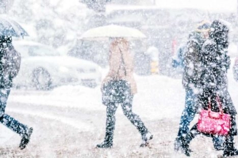 Sneeuw en hagel op straat waar mensen lopen