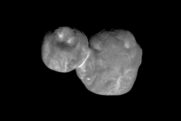 Twee planetesimalen lijken een sneeuwpop te vormen