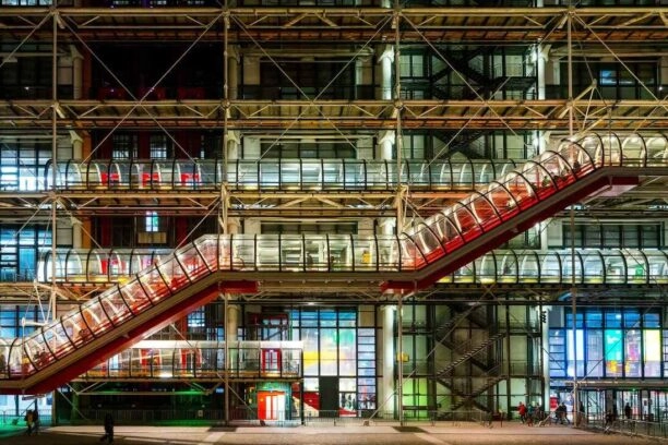 Centre Pompidou, in de avond, verlicht