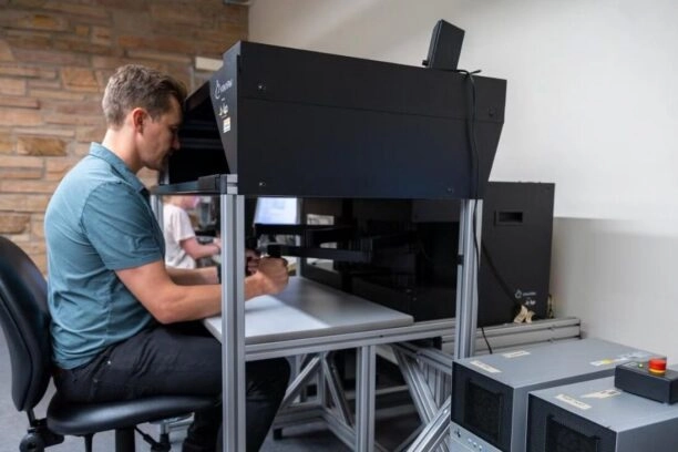 deelnemer doet mee aan onderzoek naar bewegingssnelheid door dopamine