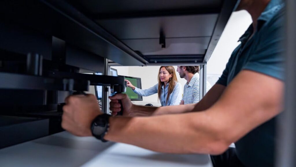 Een deelnemer is bezig een object te grijpen met de joystick