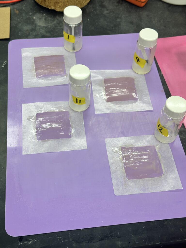 Vier potjes met nagellak die doorzichtig is en kan geleiden.