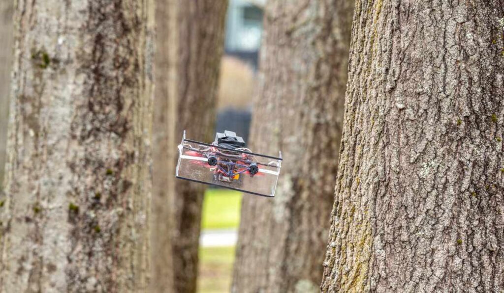 Drone met echolocatie tussen bomen