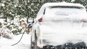 elektrisch auto laadt accu op in de sneeuw