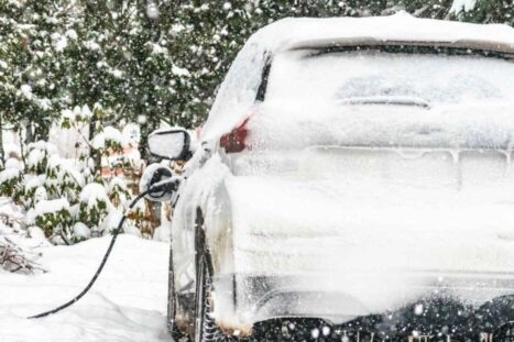 elektrisch auto laadt accu op in de sneeuw