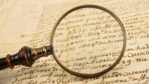 loep zoomt in op tekst, ter illustratie van forensische taalkunde