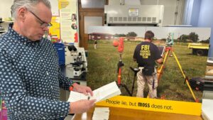 Matt von Konrad voor een poster over hoe mos misdaden kan helpen oplossen