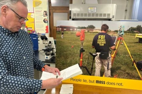 Matt von Konrad voor een poster over hoe mos misdaden kan helpen oplossen