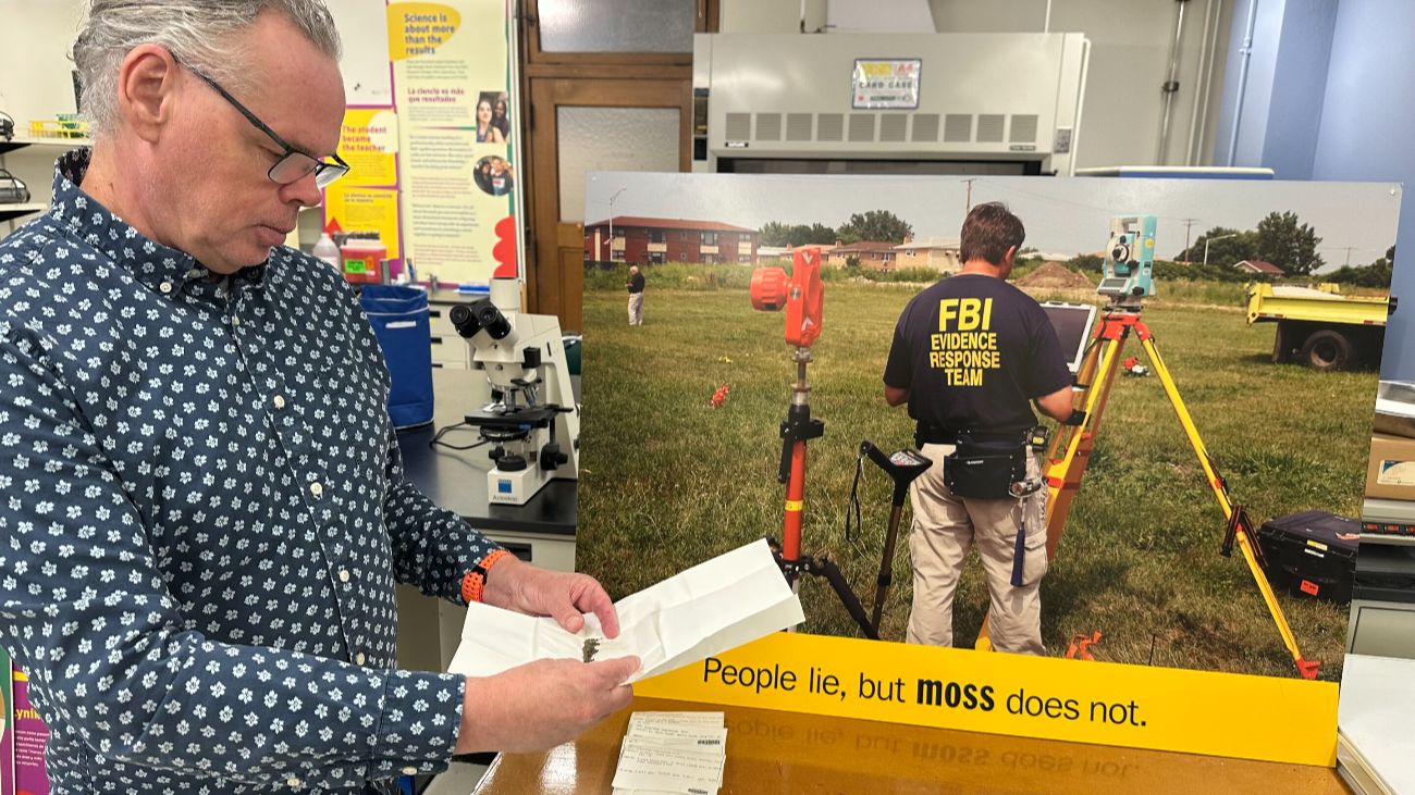 Matt von Konrad voor een poster over hoe mos misdaden kan helpen oplossen