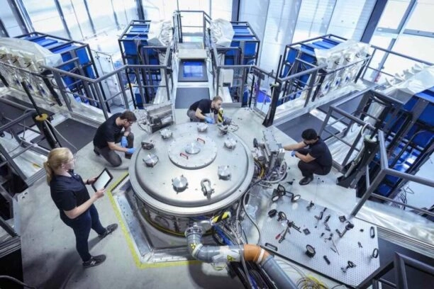 Met deze machine doet First Light Fusion onderzoek naar kernfusie