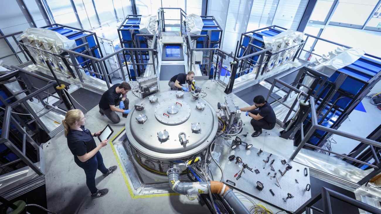 Met deze machine doet First Light Fusion onderzoek naar kernfusie