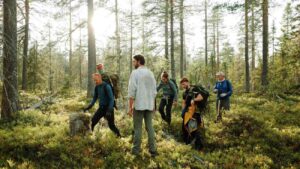 Wetenschappers tijdens veldonderzoek in een Zweeds oerbos