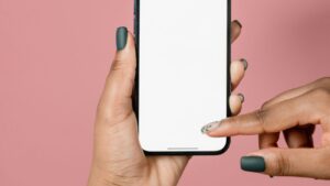 hand met lange nagels bedient smartphone