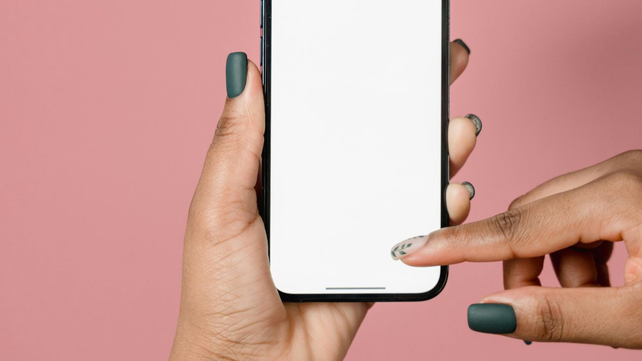 hand met lange nagels bedient smartphone