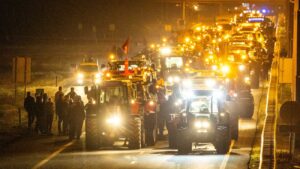 Boeren die protesteren met trekkers op de snelweg