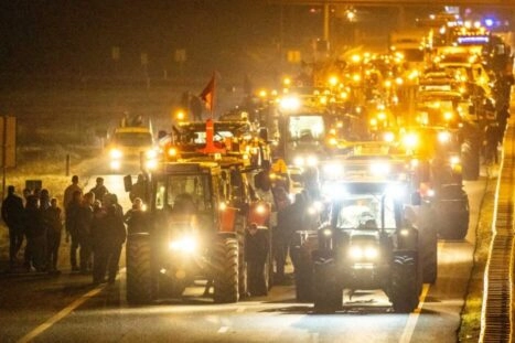Boeren die protesteren met trekkers op de snelweg