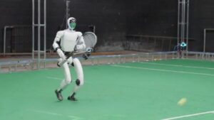 humanoïde robot heeft tennisracket vast tijdens het tennissen