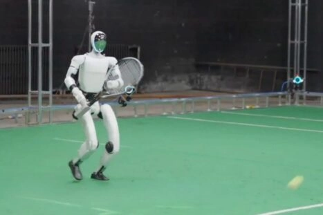 humanoïde robot heeft tennisracket vast tijdens het tennissen